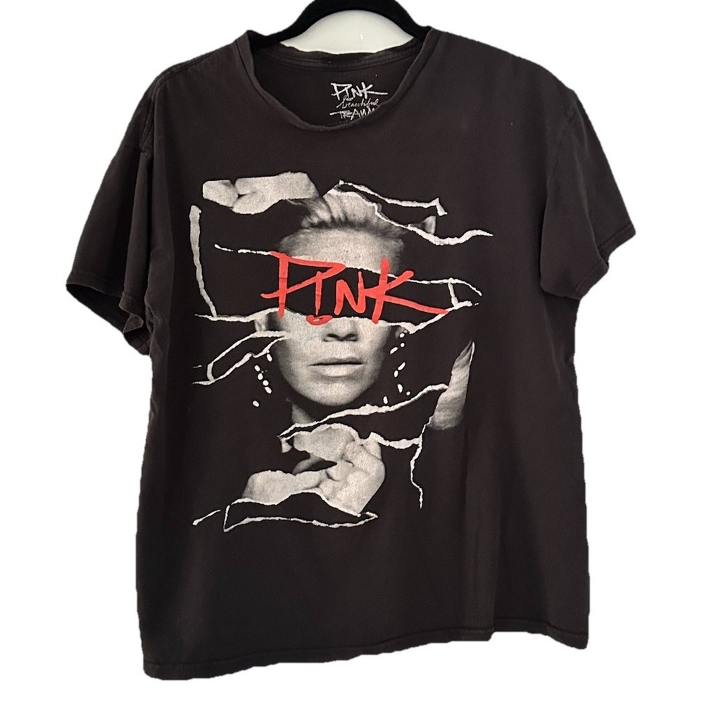 Pink 2018 Beautiful Trauma Tour Concert T-shirt Size Large Faded Bleach Spots
